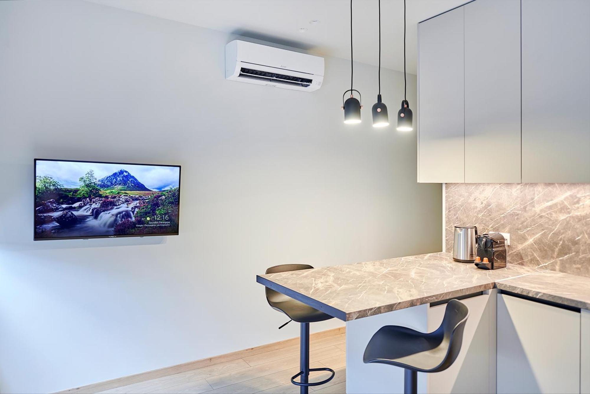City-Center Apartment In Vibrant Monastiraki, Athens Exterior photo